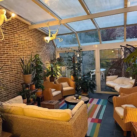 Large Quiet Whole House Near Historic Centre גנט
