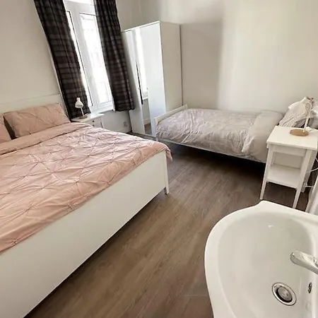 Large Quiet Whole House Near Historic Centre * Γάνδη